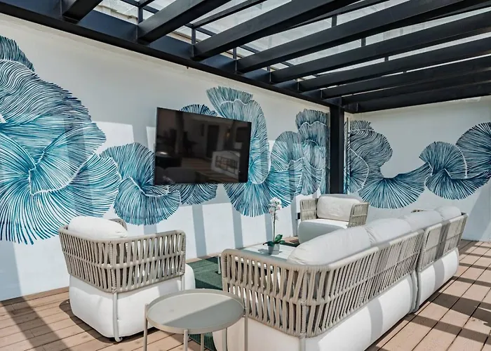 Spacious Group Getaway With Private Terrace And Grill *