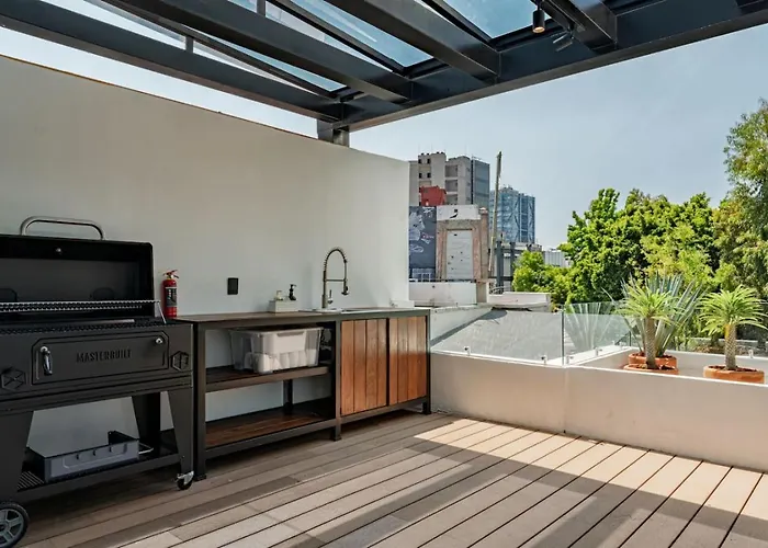 Spacious Group Getaway With Private Terrace And Grill
