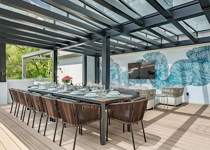 Hébergement de vacances Spacious Group Getaway With Private Terrace And Grill
