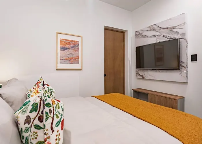 Hébergement de vacances Spacious Group Getaway With Private Terrace And Grill