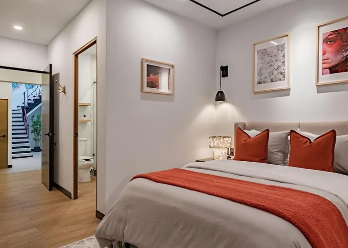 Spacious Group Getaway With Private Terrace And Grill