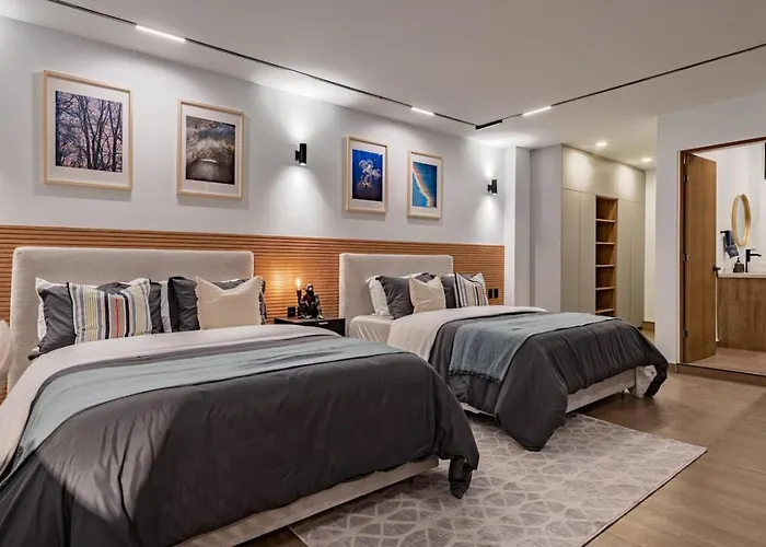 Spacious Group Getaway With Private Terrace And Grill
