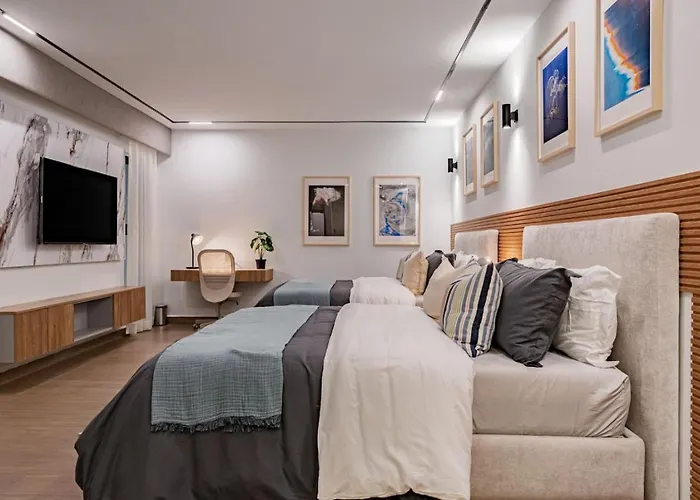 Spacious Group Getaway With Private Terrace And Grill *