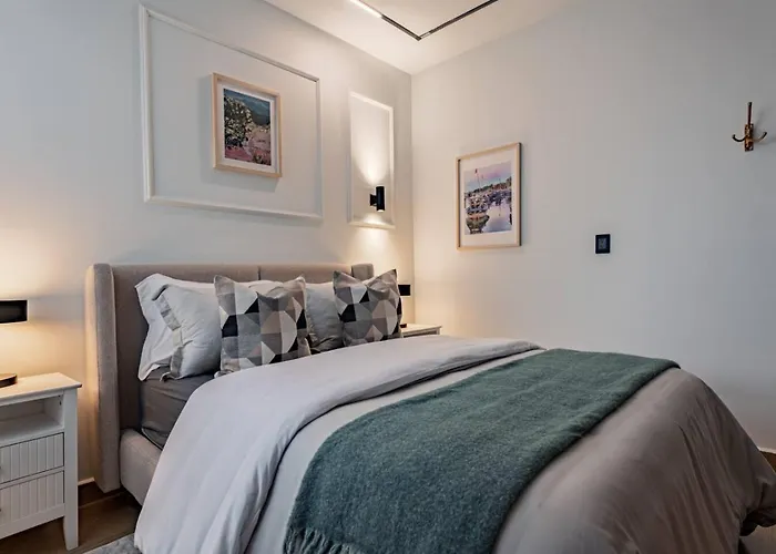 Spacious Group Getaway With Private Terrace And Grill *