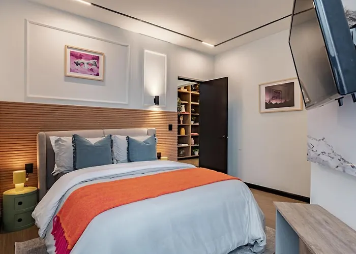 Spacious Group Getaway With Private Terrace And Grill *