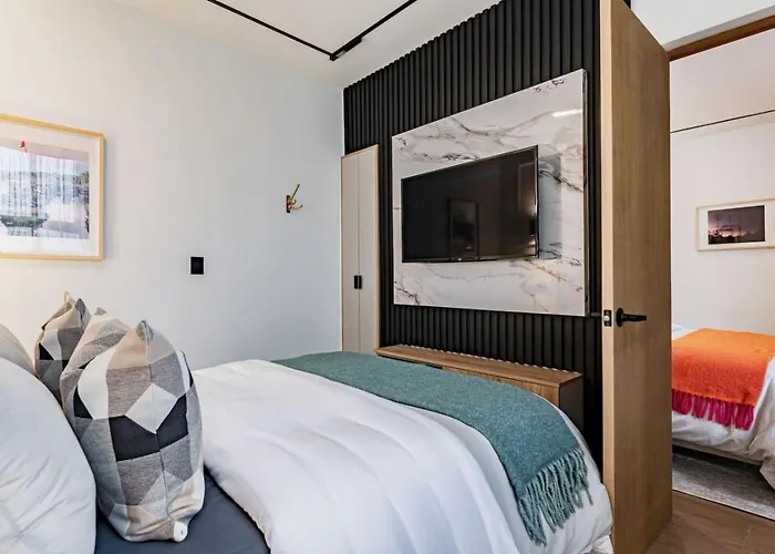 Hébergement de vacances Spacious Group Getaway With Private Terrace And Grill *