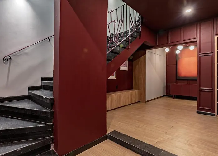 Hébergement de vacances Spacious Group Getaway With Private Terrace And Grill *