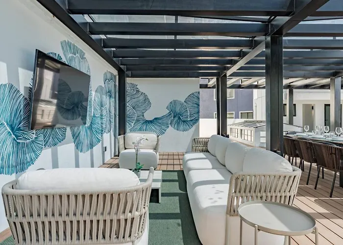 Spacious Group Getaway With Private Terrace And Grill