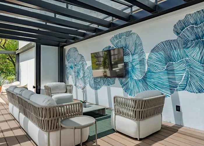 Spacious Group Getaway With Private Terrace And Grill