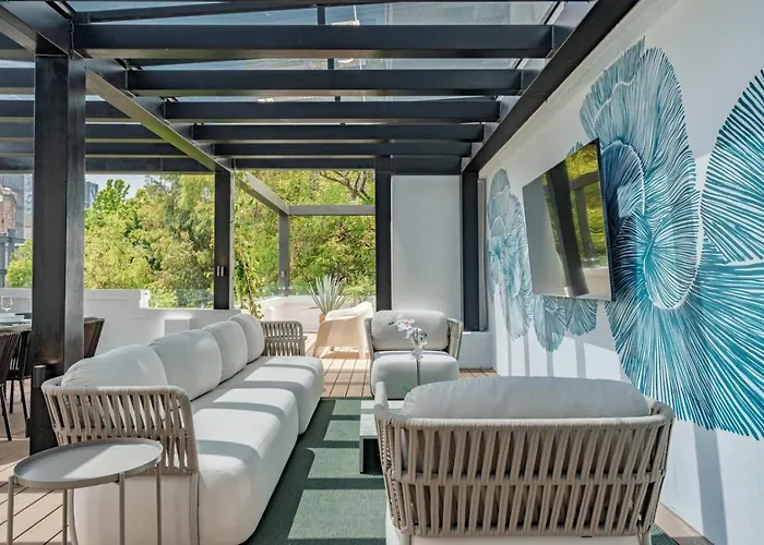 Spacious Group Getaway With Private Terrace And Grill