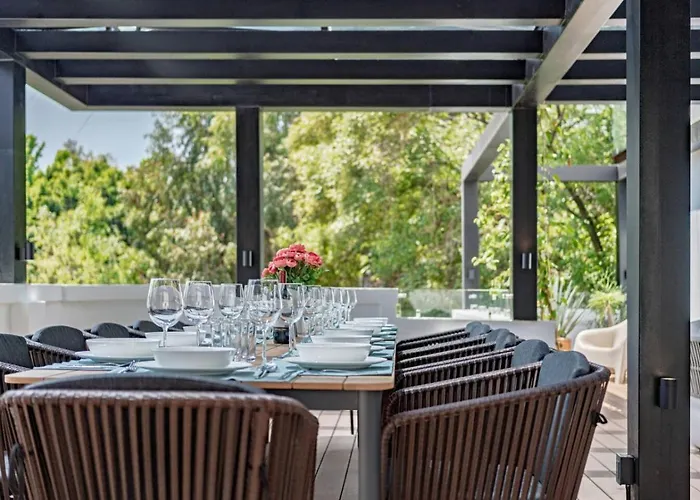 Spacious Group Getaway With Private Terrace And Grill Hébergement de vacances *